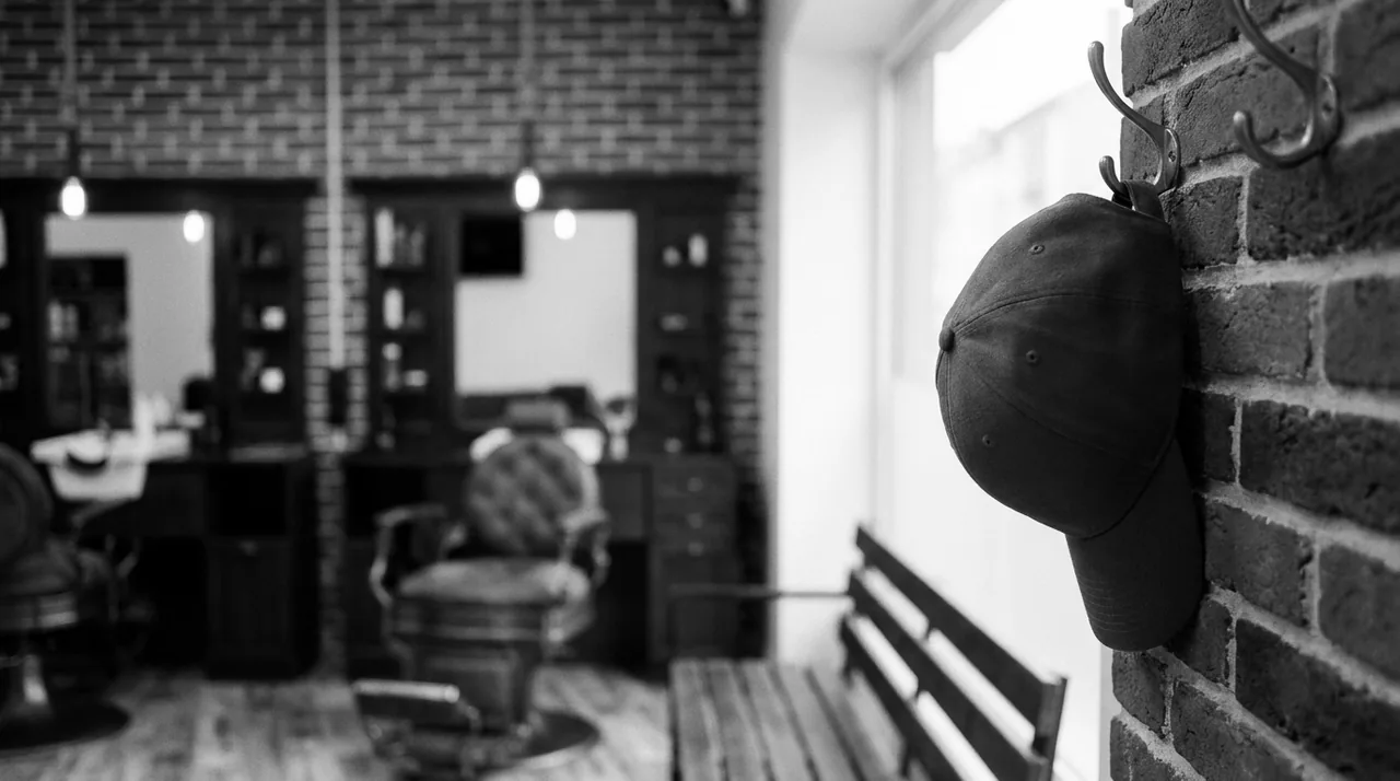 Casquette unie accrochée seule à une patère, près de l'entrée d'un salon vide