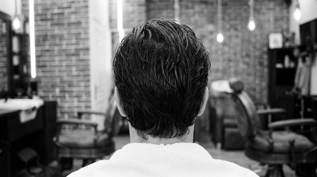 Dessus de cheveux bruns légèrement ondulés, séchés à la serviette, mèches couchées vers la droite