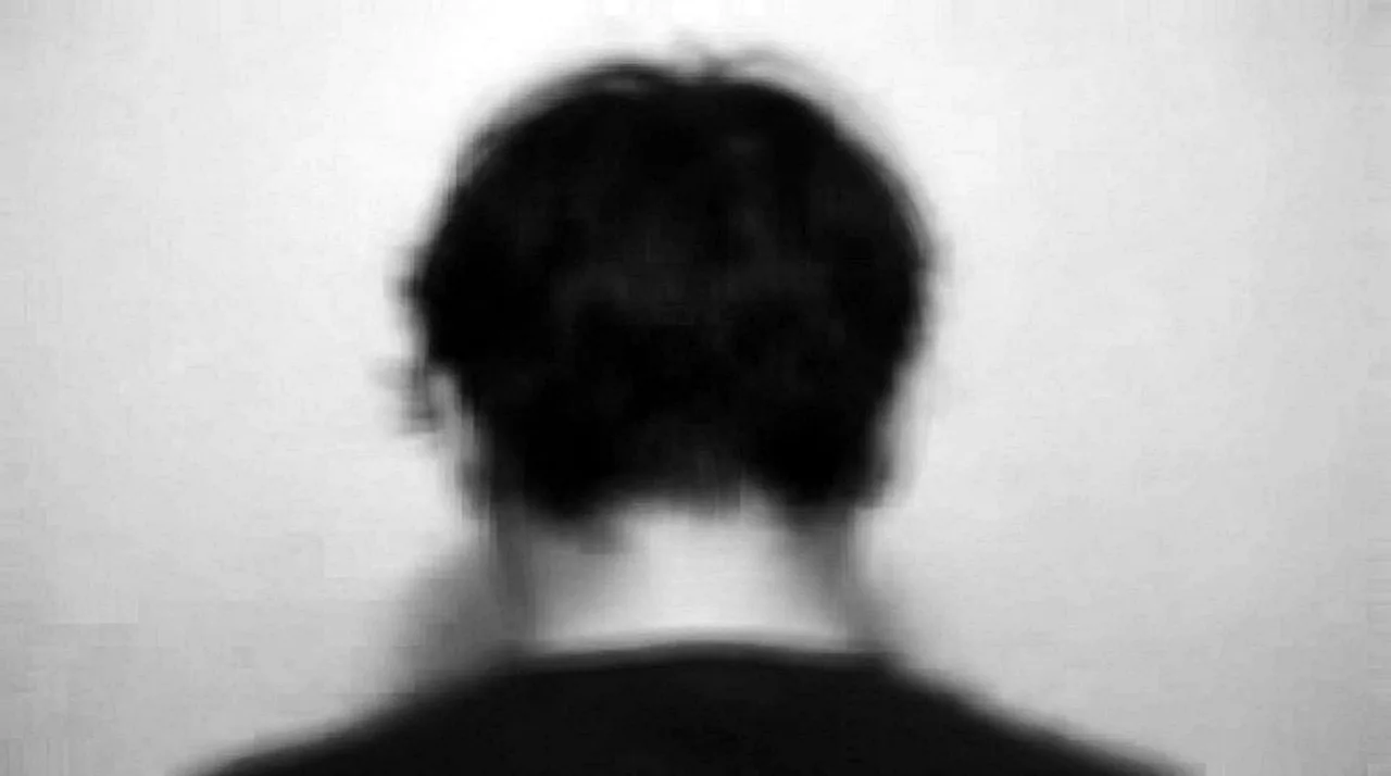 Photo floue d'une coupe vue de dos : dégradé et nuque illisibles