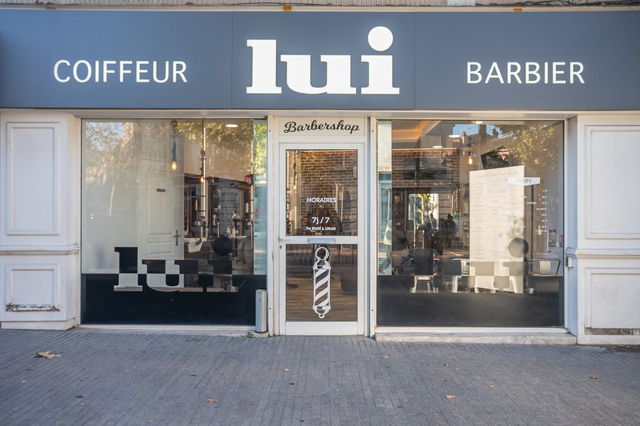 Devanture du salon Lui Coiffeur de Draguignan, enseigne « Coiffeur Lui Barbier » et enseigne tournante